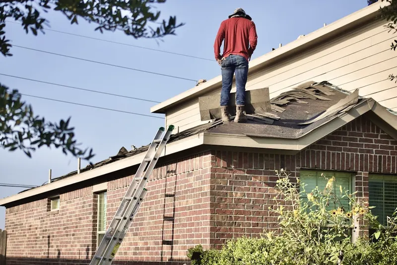 Professional roofer working on a residential roof in Pamona Park